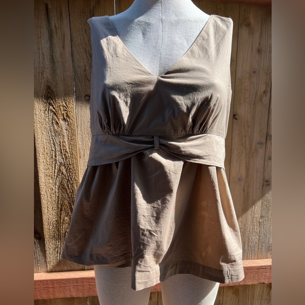 Feminine v-neck sleeveless blouse. Size 10.